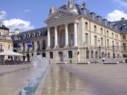 El Palacio Ducal de Dijon es una de las escalas obligadas de nuestro viaje CRUCEROS FRANCIA CANAL DE BORGOÑA ABSOLUUT2 CRUCEROS DE LUJO CANALES CRUCEROS FLUVIALES BARCOS PEQUEÑOS CHARTER HOTEL BARGE BURGUNDY CRUISES FRANCE LUXURY CHARTER FAMILY CHARTER FAMILIA CHARTER DIJON CRUCEROS FLUVIALES